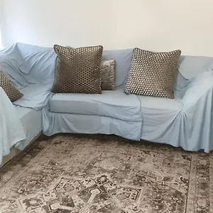 Lovely 2-bedroom, 1 Bathroom Home, Sleeps 4 London
