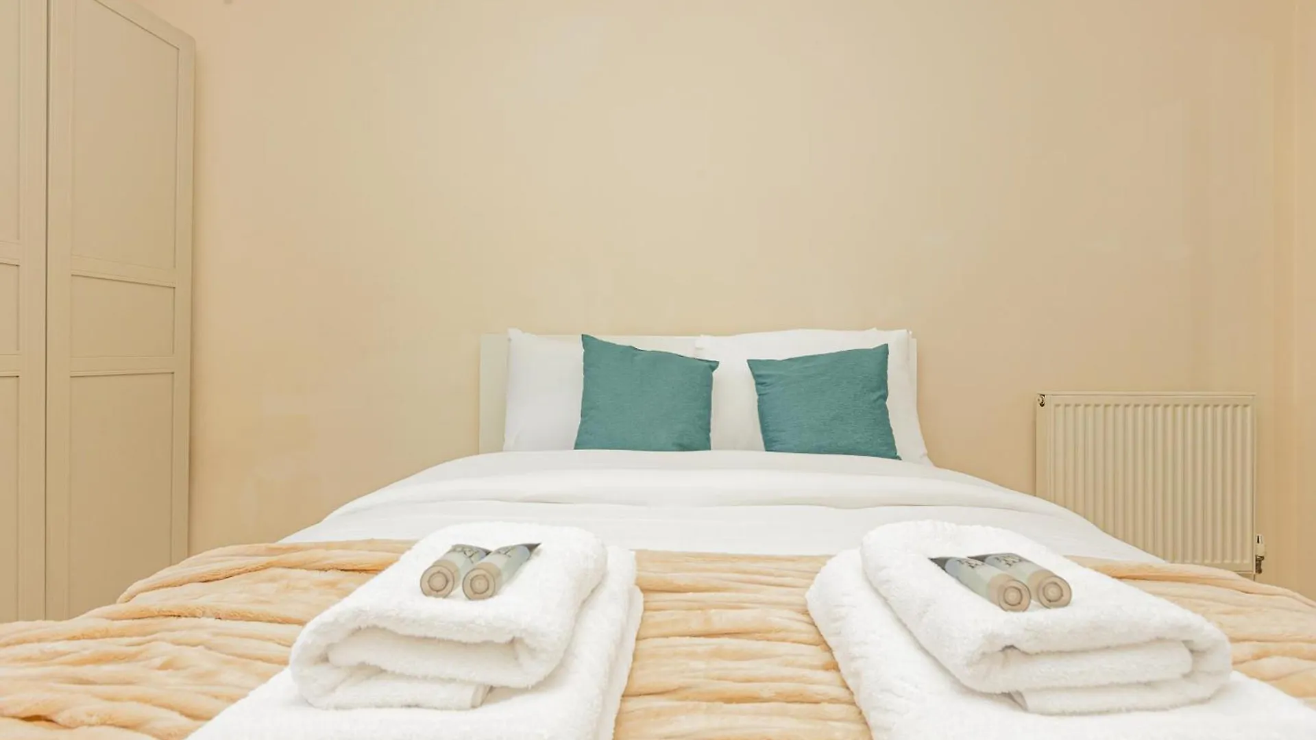 Lit 2Br Flat With Balcony Near Canary Wharf, 1Min Dlr London