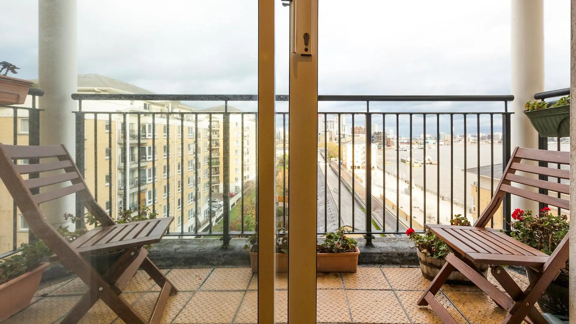 Apartment Lit 2Br Flat With Balcony Near Canary Wharf, 1Min Dlr London