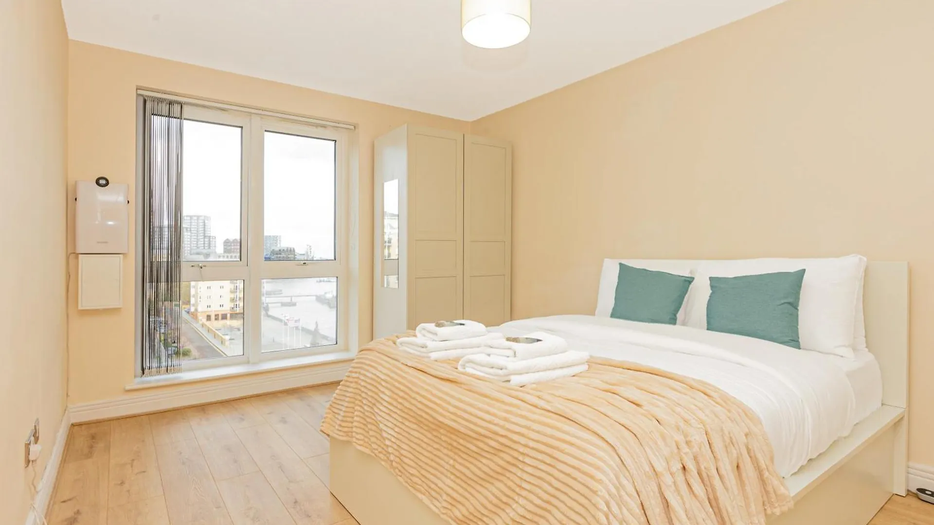 Lit 2Br Flat With Balcony Near Canary Wharf, 1Min Dlr London United Kingdom