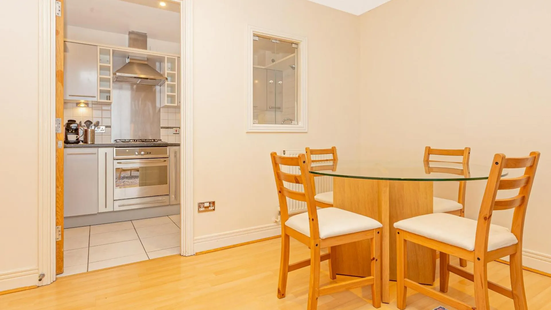 Lit 2Br Flat With Balcony Near Canary Wharf, 1Min Dlr London Apartment