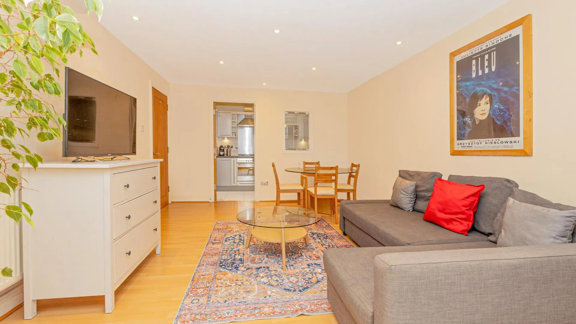 Lit 2Br Flat With Balcony Near Canary Wharf, 1Min Dlr London Apartment