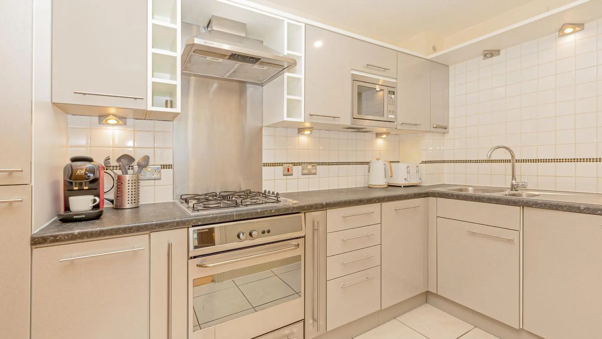 Lit 2Br Flat With Balcony Near Canary Wharf, 1Min Dlr London