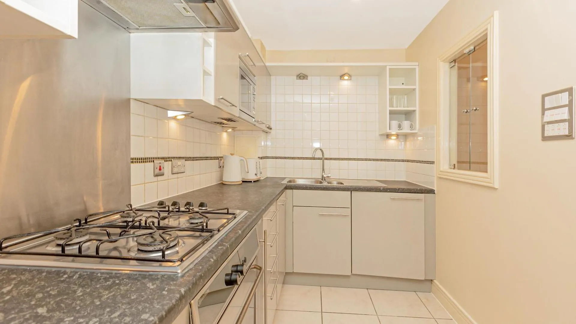 Lit 2Br Flat With Balcony Near Canary Wharf, 1Min Dlr London United Kingdom