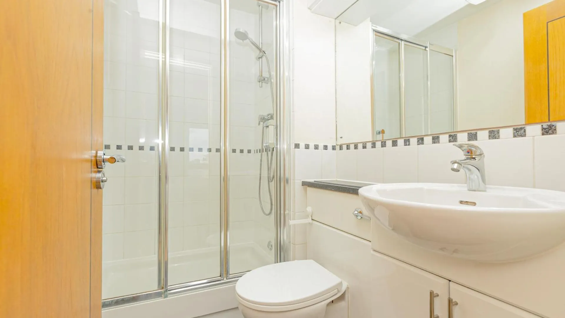 Lit 2Br Flat With Balcony Near Canary Wharf, 1Min Dlr London