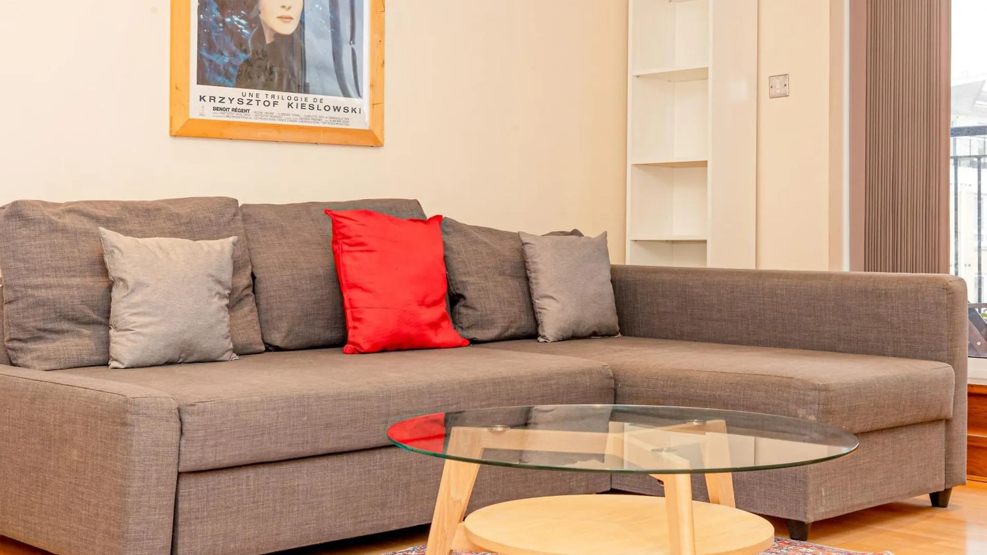 Lit 2Br Flat With Balcony Near Canary Wharf, 1Min Dlr London Apartment
