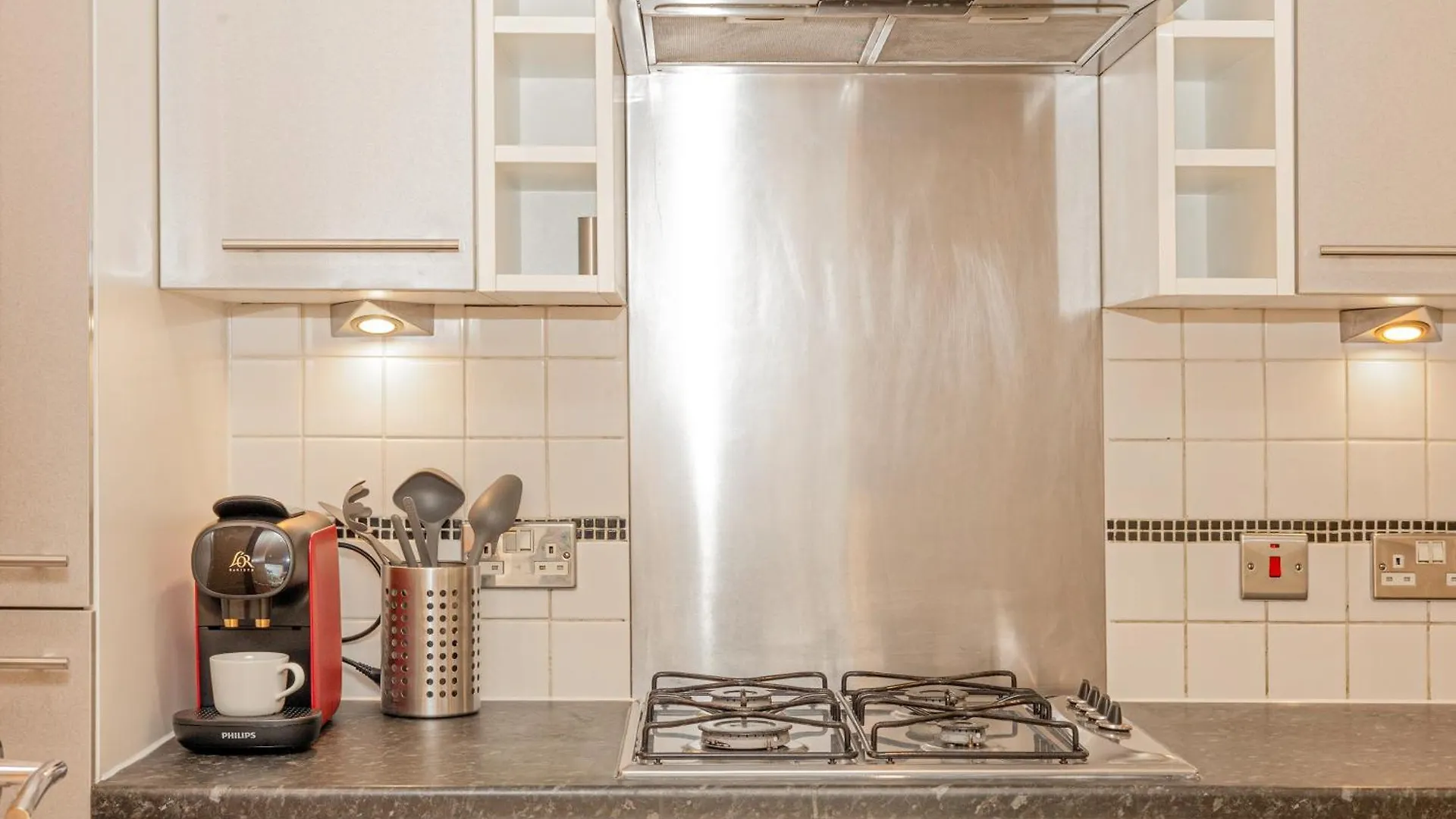Lit 2Br Flat With Balcony Near Canary Wharf, 1Min Dlr contacts