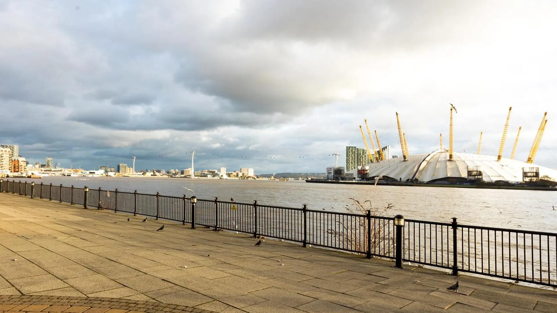 Lit 2Br Flat With Balcony Near Canary Wharf, 1Min Dlr London 0*,  United Kingdom