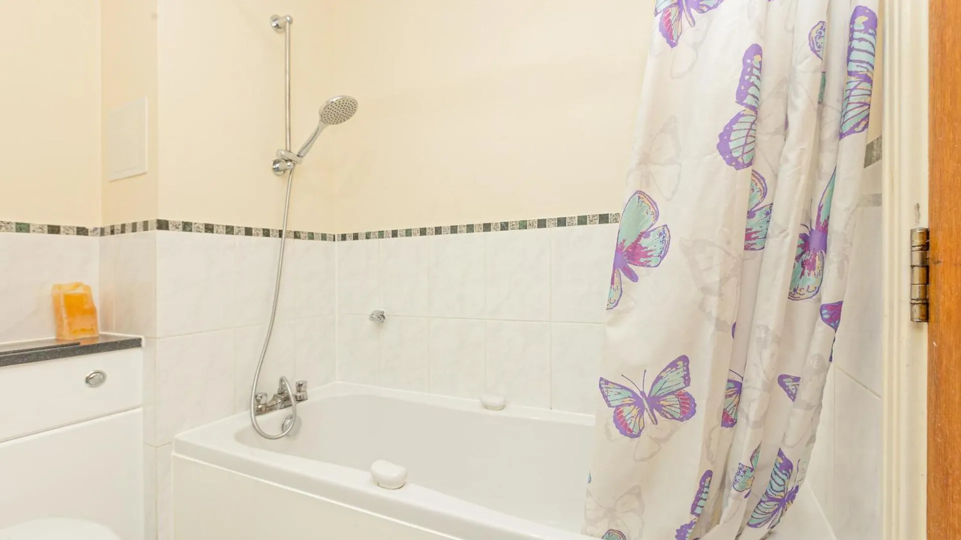 Lit 2Br Flat With Balcony Near Canary Wharf, 1Min Dlr London Apartment
