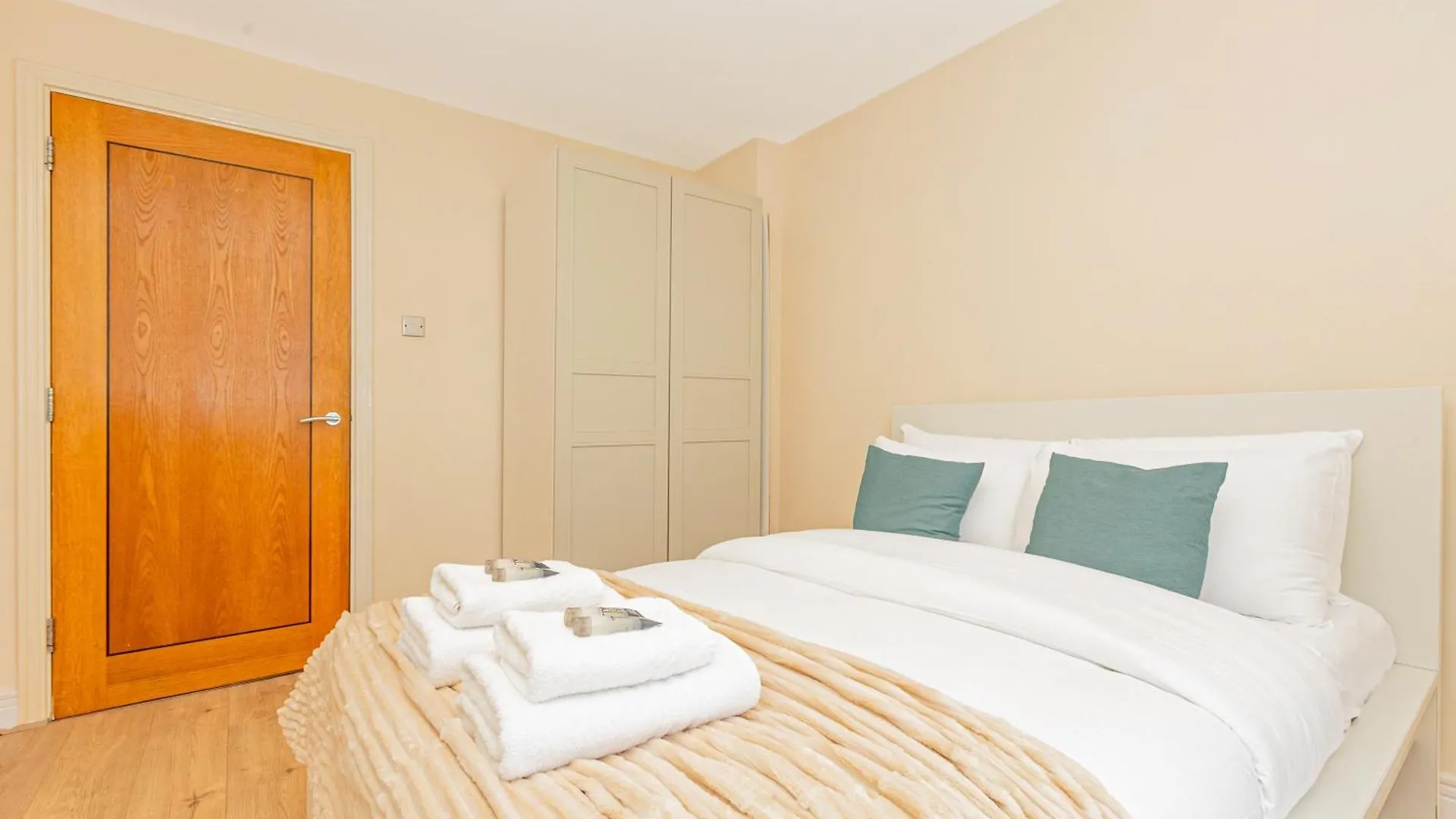 Apartment Lit 2Br Flat With Balcony Near Canary Wharf, 1Min Dlr London