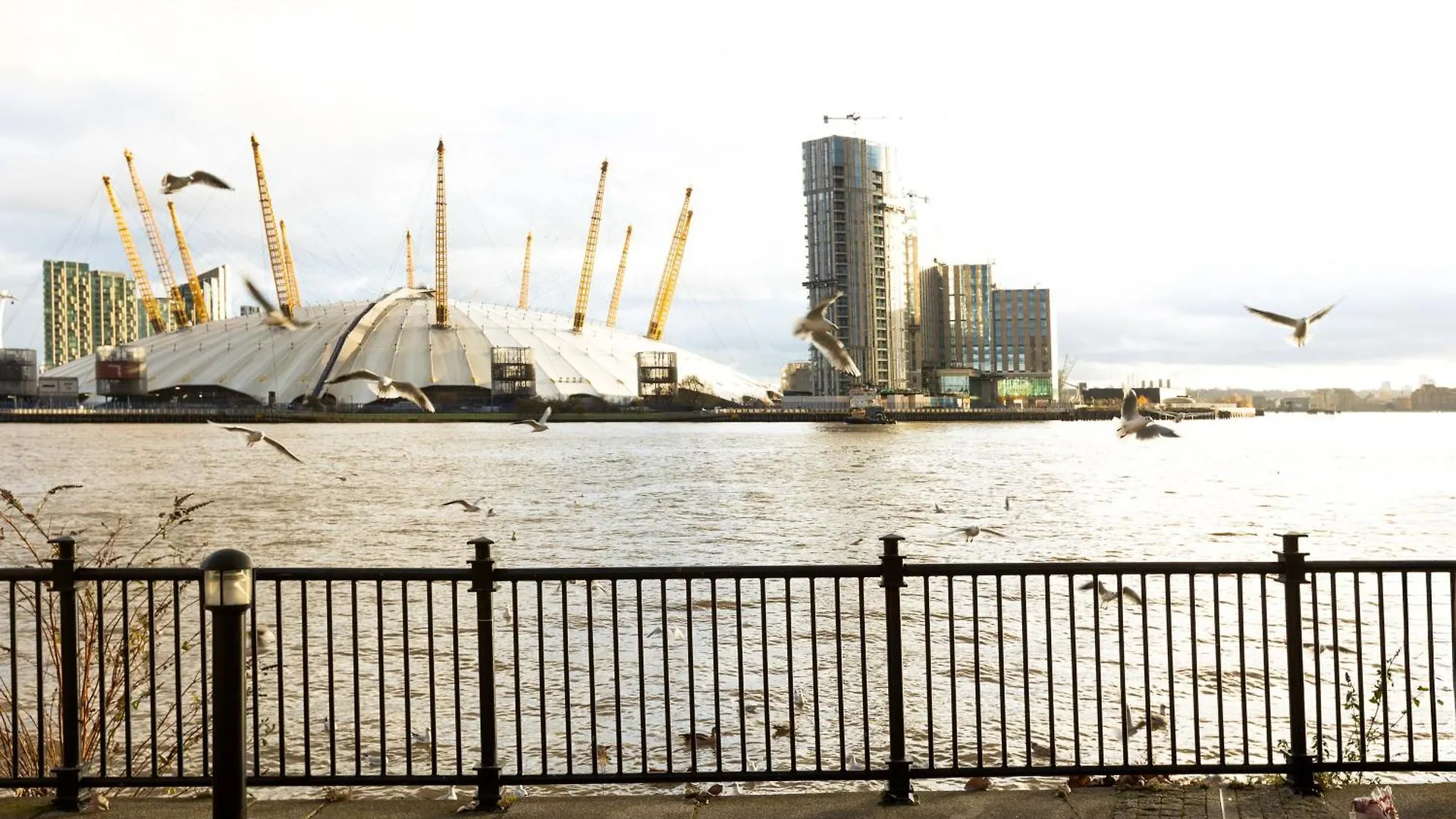 Lit 2Br Flat With Balcony Near Canary Wharf, 1Min Dlr London 0*,  United Kingdom